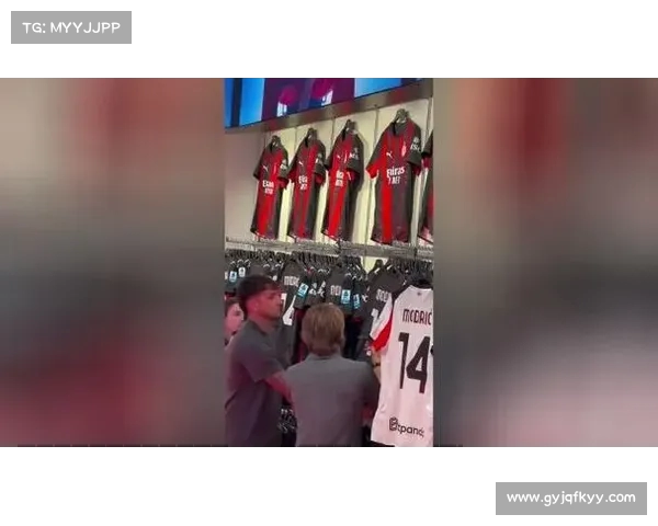 莫德里奇在米兰官方旗舰店亮相球迷热情高涨引爆现场气氛 莫德里奇在米兰官方旗舰店亮相球迷热情高涨引爆现场气氛